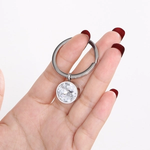 Gros plan d'un porte-clés en acier inoxydable argenté avec zircone cubique ronde