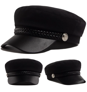 Dettaglio del cappello da marinaio nero con visiera in pelle PU e bottoni in metallo