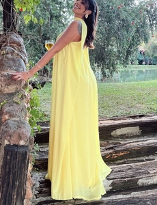 Vue détaillée d'une robe longue jaune dos nu avec une texture fluide en mousseline