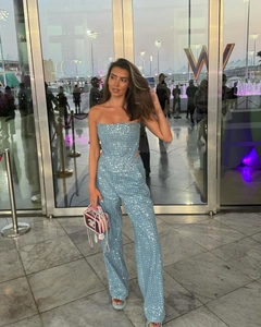 Détail des paillettes bleu clair sur le haut bustier et le pantalon large taille haute