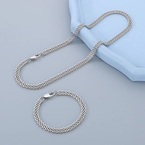 Détail d'un ensemble de chaînes en maille argentée de 6 mm avec fermoir mousqueton