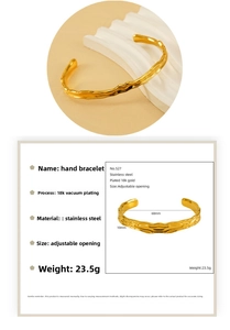 Dettaglio di bracciale in acciaio inossidabile placcato oro 18K con trama lava