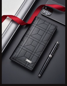 Portefeuille long pour homme en cuir noir avec texture géométrique et détail en métal.