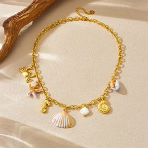 Collier doré en acier inoxydable avec pendentifs crabe et étoile de mer sur sable