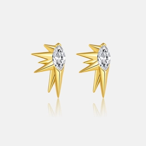 Vue détaillée de boucles d'oreilles étoiles dorées avec cristal taillé en marquise