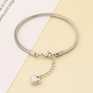 Détail du bracelet chaîne serpent argenté avec breloque cœur et fermoir homard