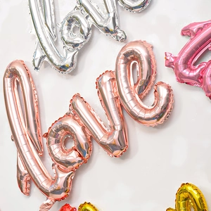 Detail von riesigen LOVE-Folienballons in Silber und Roségold für Hochzeitsdekorationen