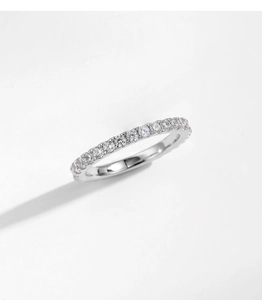 Close-up of eternity ring with round-cut moissanite stones set in s925 sterling silver
