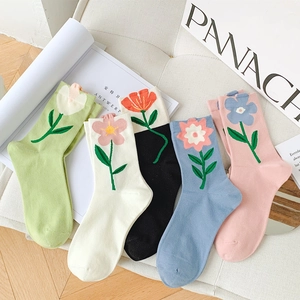 Set of 5 cotton crew socks with 3D tulip floral embroidery in assorted pastel colors