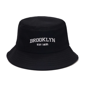 Bob classique en coton noir avec broderie blanche Brooklyn sur un fond blanc épuré