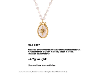 Dettaglio della collana P2071 con pendente a stella in madreperla e catena di perle finta