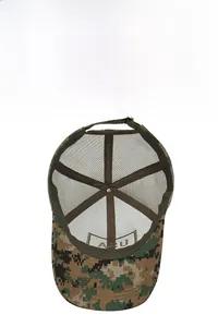 Détail intérieur d'une casquette tactique camouflage avec filet respirant et broderie