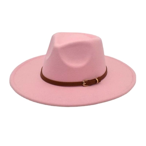 Dettaglio del cappello fedora rosa a tesa larga con cinturino in pelle marrone e fibbia oro