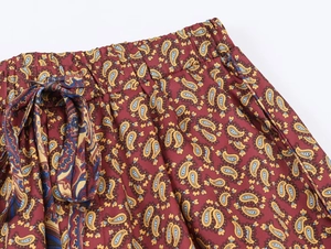 Détail du pantalon cachemire rouge avec taille élastique et cordon de serrage réglable