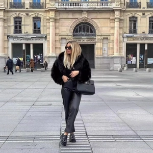 Chic veste en fausse fourrure noire pour femme avec pantalon en cuir pour la mode d'hiver
