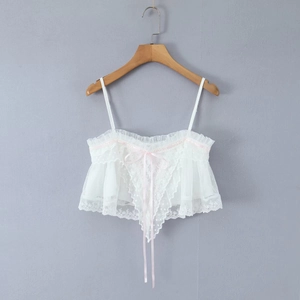 Weißes Spitzen-Top aus Mesh mit rosa Schleifen an einem Holzkleiderbügel