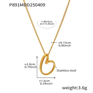 Detailed view of hollow irregular heart necklace with 40+5cm chain and size measurements