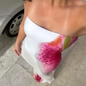 Détail de l'imprimé floral rose sur une robe d'été bustier blanche en maille ajustée