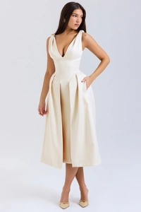 Robe midi élégante en satin crème sans manches avec col en V et détails plissés