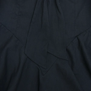 Vue macro de la texture du tissu noir de haute qualité avec des plis fins sur la robe