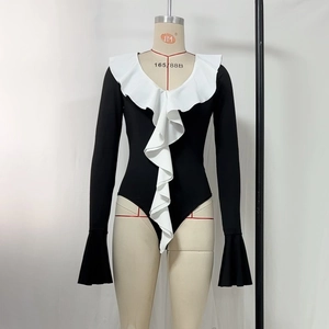 Dettaglio del colletto a balze con scollo a V e maniche a campana sul bodysuit bicolore