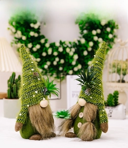 Dettaglio di gnomi succulenti lavorati a maglia con cappelli di peluche e barba intrecciata