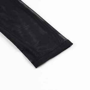 Détail du tissu en maille noire transparente avec ourlet renforcé et texture fine