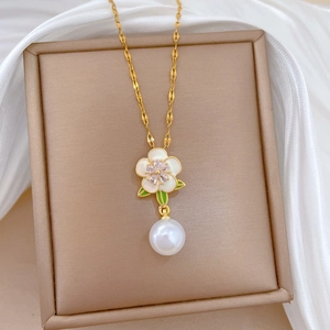 Vue détaillée du collier fleur dorée orné de perles blanches et de cristaux de zircon
