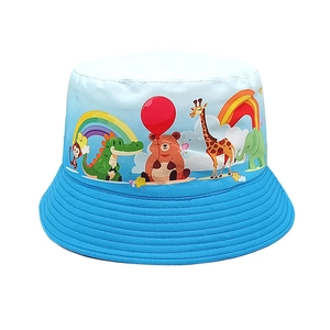 Vue détaillée du chapeau bob pour enfants avec motifs animaux colorés et blocs bleus