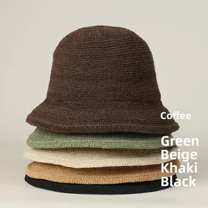Empilement vertical de bobs en maille faits main en café, vert, beige, kaki et noir