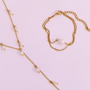 Détail du parure collier en Y et bracelet doré avec perles d'eau douce blanches
