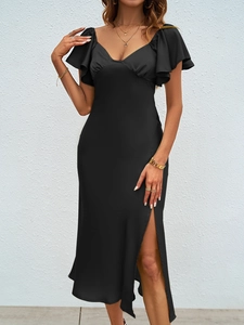 Détail d'une robe midi en satin noir avec manches volantées et fente latérale haute