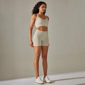 Ensemble de yoga beige sans couture avec haut croisé et short à taille haute