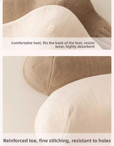 Vue détaillée du talon renforcé et de la couture des orteils sur chaussettes en coton