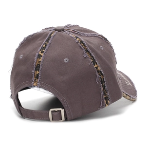 Détail de la casquette vintage avec empiècements léopard et bords bruts effilochés