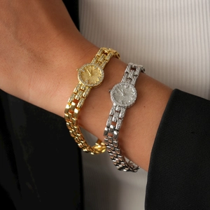 Dettaglio del bracciale con chiusura a orologio in oro 18k con zirconi incastonati al polso