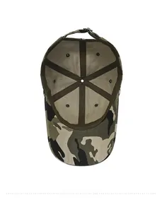 Détail intérieur de casquette camouflage avec coutures renforcées et boucle métallique