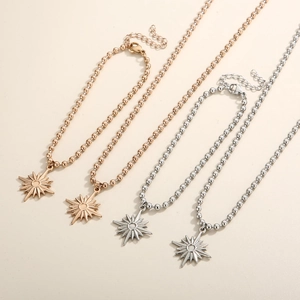 Détail de colliers avec pendentifs étoile en or 18 carats et argent sur chaîne à billes