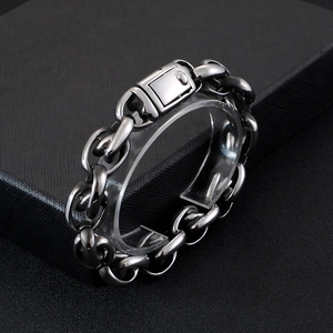 Vista dettagliata del bracciale a catena spessa in acciaio al titanio su sfondo nero