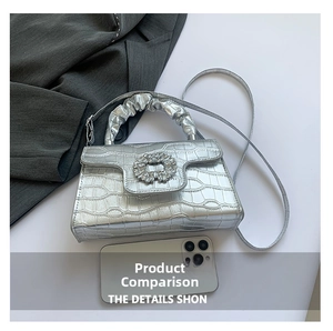 Sac à main argenté à motif crocodile avec boucle en strass et comparaison de taille