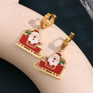 Boucles d'oreilles Père Noël sur traîneau en plaqué or 18K avec détails en émail rouge