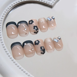 Faux ongles fleurs bleu foncé avec French manucure et strass 3D sur miroir