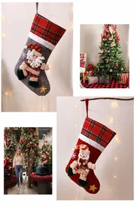 Detailansicht der grauen Weihnachtsmann- und roten Schneemann-Strümpfe mit Plüschbesatz