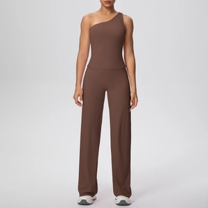 Détail d'un ensemble de yoga marron café avec débardeur asymétrique et pantalon