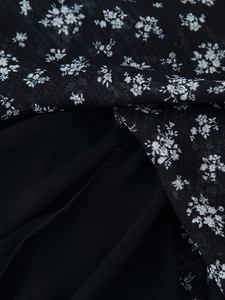 Vue macro détaillée du tissu mousseline noir à fleurs avec doublure pour robe de femme