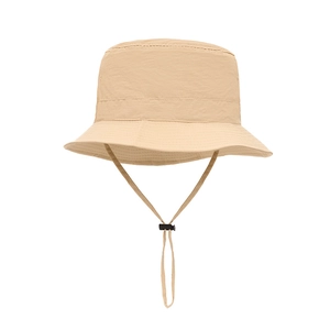 Cappello a secchiello beige leggero con cordino regolabile per protezione solare UV
