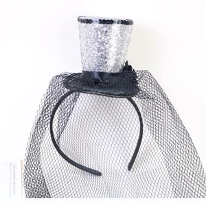 Dettaglio del mini cappello con paillettes argento con velo di pizzo nero e fiori