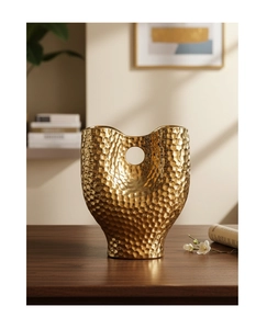 Vue détaillée du vase en céramique dorée avec texture alvéolée et design ajouré
