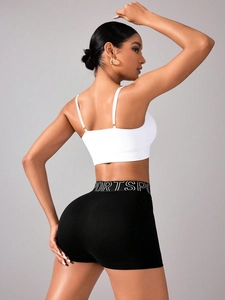 Gros plan du short de sport noir sans couture avec lettrage PORTSPO à la taille haute