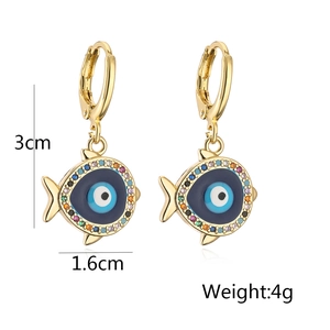 Detailansicht der 18K Gold Fischohrringe mit Zirkon-Evil-Eye und Maße 3x1,6 cm